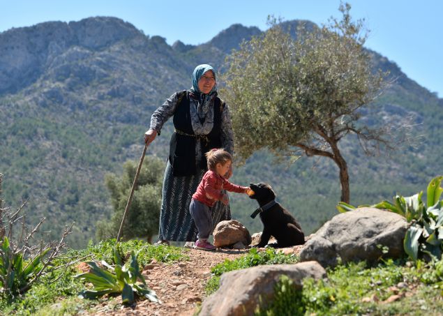 Geli�en teknolojiye ra�men gelenek ve g�reneklerinden vazge�meyen Y�r�klerin zorlu ya�ant�s�, ailenin her ferdinin en �st seviyede gayret sarf etmesini gerektiriyor. 