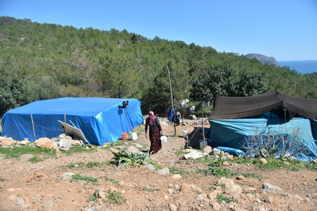 G�b�t, b�y�yen hayvanlar� t�ccarlara ve kasaplara satarak gelir elde ettiklerini s�zlerine ekledi.  <br><br>  O�lu Mehmet G�b�t de g�z�n� �ad�rda a�t���n� ve o g�nden beri her y�l g��t�klerini ifade ederek, imece usul� g�rev payla��mlar�yla g�nlerini ge�irdiklerini s�yledi. 