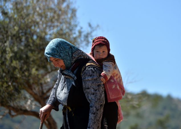 G�n�n�n �o�unlu�unun, hayvanlar�n bak�m�yla ge�ti�ini anlatan G�b�t, �unlar� dile getirdi:  <br><br>  'Bizim i�imiz �obanl�k oldu�u i�in ilk i�imiz s�r�m�z� denetlemektir. Daha sonra o�laklar� annelerinden ay�r�p, s�r�y� ��lene kadar otlatmaya gideriz. S�r� dinlensin diye ��le vakti b�lgeye geri d�neriz. O�laklar�n baz�lar� annelerini ememez. Kad�nlar�m�z da bunlar� kontrol eder. Tek ge�im kayna��m�z hayvanlar oldu�u i�in aile bireylerinin hepsi s�r�yle ilgileniyor.' 