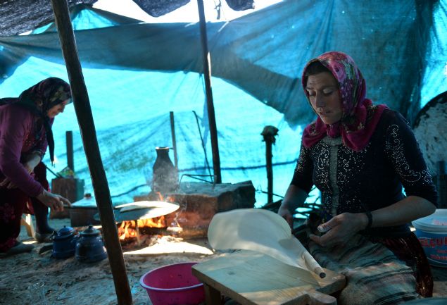 Havalar�n �s�nmas�yla daha serin olan Konya ve Karaman'daki yaylalar�n yolunu tutacak olan Y�r�kler, g�� haz�rl�klar�n� da birlikte ger�ekle�tiriyor. 