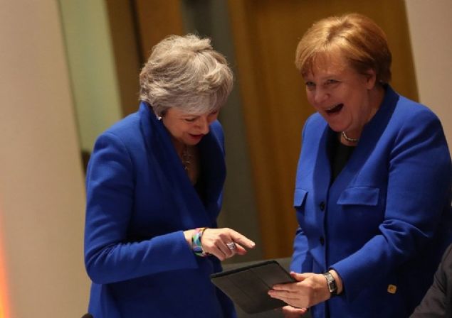 �te yandan �ngiltere 23 Haziran 2016'da yap�lan referandumla AB'den ayr�lma karar� alm��, 2 y�l s�rmesi �ng�r�len ayr�l�k s�reci 29 Mart 2017'de resmen ba�lat�lm��t�. Brexit, yeni AB karar�yla 31 Ekim'e ertelendi. 