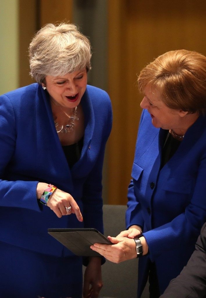 Theresa May, Avrupa Birli�i liderleri kar��s�nda Brexit�in ertelenmesi iste�iyle ilgili bir sunum yapt�ktan sonra liderlerin karar� tart��mas� i�in salondan ayr�lmak i�in harekete ge�ti. 
