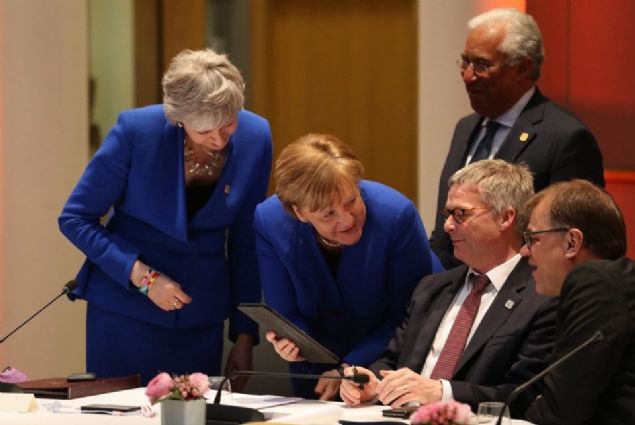   Avrupa Konseyi Ba�kan� Donald Tusk ve L�ksemburg Ba�bakan� Xavier Bettel de onlara kat�larak Merkel�in tabletinde yer alan foto�rafa bakarak kahkaha att�. 