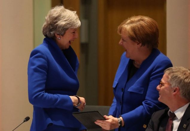 �ngiltere Ba�bakan� Theresa May ile Almanya Ba�bakan� Angela Merkel, Br�ksel�deki Avrupa Birli�i toplant�s�nda pi�ti oldu.   