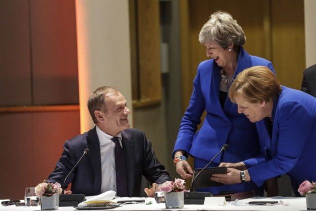 ��te AB parlamentosundaki son Brexit g�r��mesinde May ve Merkel�in kahkaha dolu anlar�...  (Ntv) 