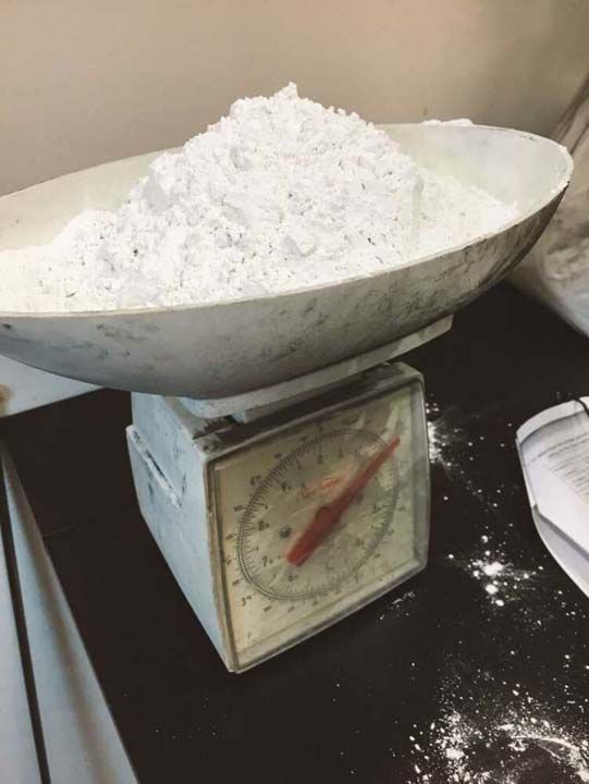 Ardndan ienin iini doldurmak iin ne kadar toz koyacana karar verdi. 