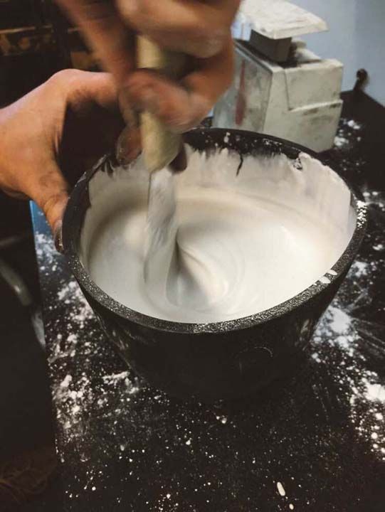 Daha sonra su ekleyerek tozu har haline getirdi. 