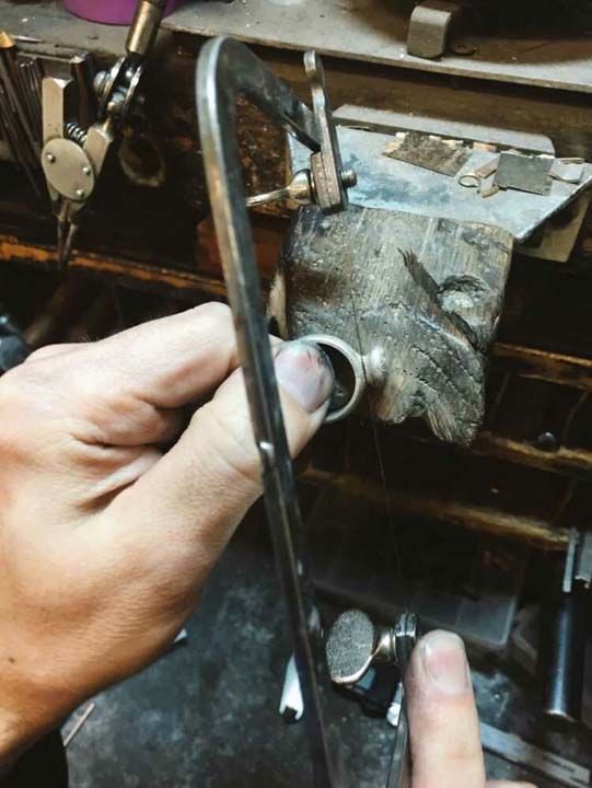 Bir kuyumcu testeresi ile halkann dmesi kesildi. 