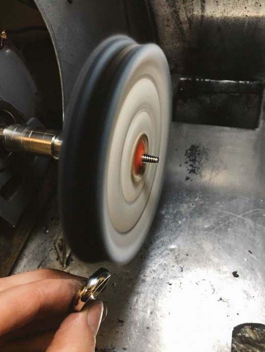 Son parlatma diski ile alyans iyice parlak ve yumuak bir hale getirildi. 