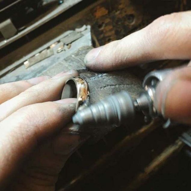 Bir el aletiyle iyice parlatld. 