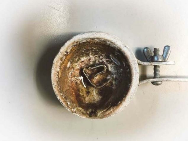 Beyaz altn olan alyans eritmek iin kaba yerletirdi. 