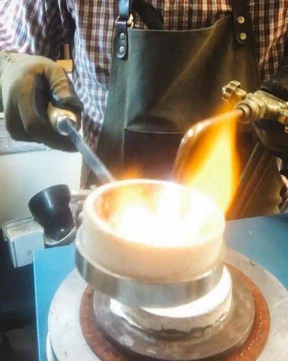 Altn eridi ve artk boalan balmumu kalbn yerine dklmek iin hazr hale geldi. 