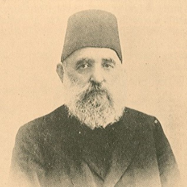 Mutasarrf Sleymaniyeli Mehmet Sait Paa ile tantktan sonra 10 yldr srdrd retmenlikten ayrlan Muallim Naci, paann zel katibi olarak 1876'da Rumeli ve Anadolu'nun birok kentini dolat.    Muallim Naci, 1881'de Akdeniz adalarna vali olan Said Paa'nn zel kalem grevlisi olarak Sakz'a gitti.  sene kald Sakz'da iirler yazan ve ilk grev gezisinden edindii izlenimleri anlatan Naci'nin kaleme ald 'Kuzu', 'Nusaybin Civarnda Bir Vadi' ve 'am- Gariban' adl iirleri Tercman- Hakikat'te yaymland.  