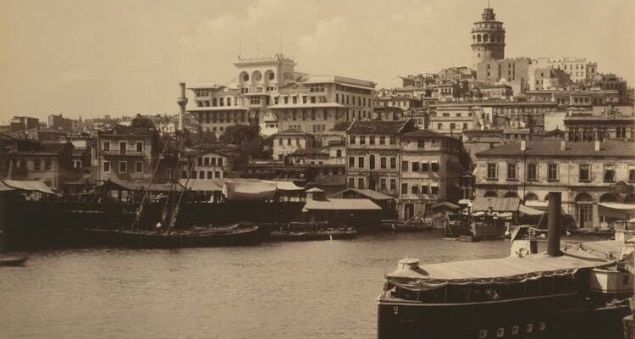 TANZMAT'IN KPRS  <br><br>  Muallim Naci'nin ilk manzumelerinden itibaren dikkati eken bir zellii dil, teknik ve ahenk asndan son derece oturmu, salam metinler karmasdr. Kendi adalarnn bir ksm tarafndan pek nemsenmeyen imalesiz, zihafsz bir vezin kullanmas onun iirdeki kabiliyetini gzler nne serdi.  <br>  Tanzimat dneminde 'eski iir' ile 'yeni iir' arasnda kurduu kpryle birok taraftar toplayan Muallim Naci, dneminin yeni iir taraftar airleri tarafndan bu sebeple eletirildi.  