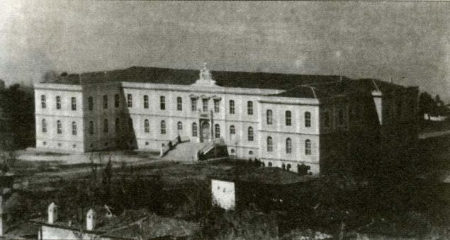 Varna'da Rtiye Mektebi'nde 1867'de ikinci retmen olarak greve balayan Muallim Naci, Farsa ve Arapann yan sra Franszca renmeye balad, telhis ve aruz dersleri ald. Naci'nin iir ve makaleleri Tuna gazetesinde yaymland.  