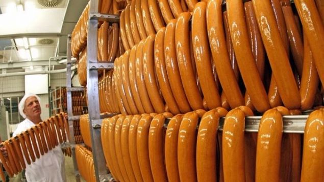 GNDE 18 BN SOSS RETYOR  <br><br>  Bugn Volkswagen bnyesinde, ou eitimli kasap olan 30 adet mutfak grevlisi her gn 18 bin adet sosis retiyor.  