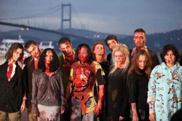 2010 ylnda The Walking Dead dizisinin tantm iin stanbul'a getirilen zombi klndaki oyuncular emniyet tarafndan ieri alnmtr.                 