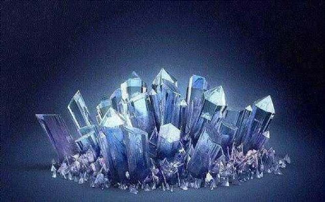 Dnya'nn en byk kristalleri, 55 ton arlndadr. Bu kristaller, Meksika'nn altndaki Naica gm madenlerinde yatmaktadr.                           