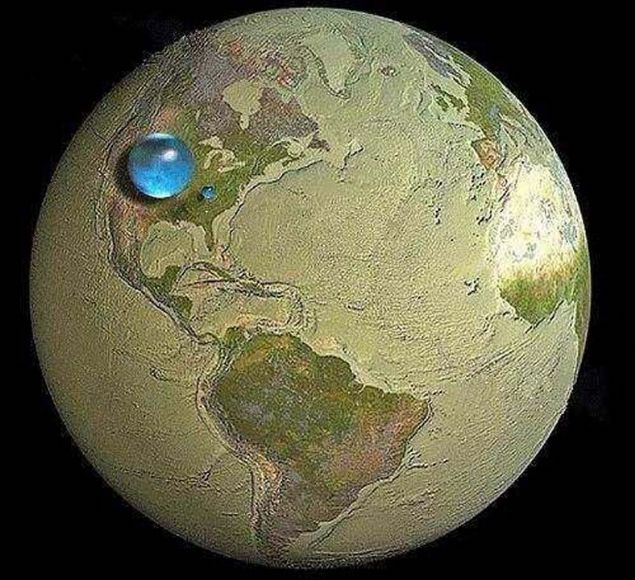 Eer Dnya'daki tm sular bir kre olacak ekilde bir araya toplansa, bu krenin ap 1384 kilometre civarnda olacaktr. Bu, Satrn'n uydusu Tetis kadar byktr. Fotorafta byk mavi kre Dnya'daki tuzlu sular, kk kre ise tatl sularn toplamn gstermektedir. Bunlarn bykl Dnya'ya kyaslanmaktadr.                           