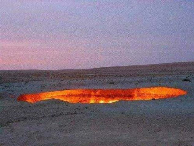 Trkmenistan'da bulunan Cehennem Kaps isimli ukur, yer altnda skm gazn, dzgn bir krater ierisinde alev almasndan tr, 40 yldan uzun bir sredir, durmakszn yanmaktadr.                           