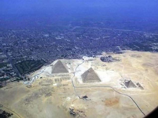 Ayrca, bu piramitler aslnda lde yalnz deiller.         