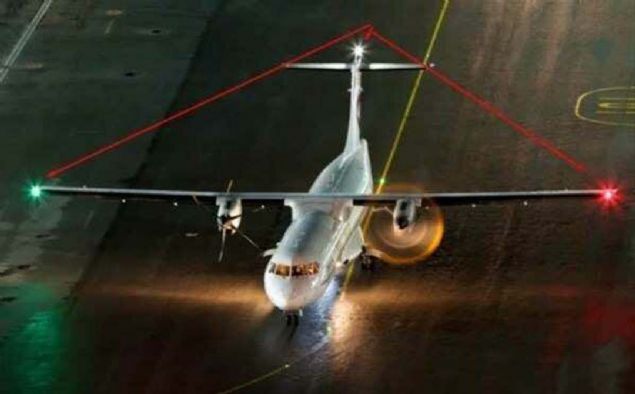 Her kanatta bir krmz ya da yeil k grrsnz, krmz k her zaman sol kanatta, yeil ise sa kanattadr.                    