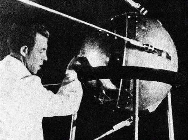 Sputnik'in 1957'de uzaya gnderilmesinden beridir, Dnya evresinde dolanmak zere frlatlm toplamda 38.000 adet uydu bulunmaktadr. Bunun 16.000 civar dm ya da indirilmitir.                           