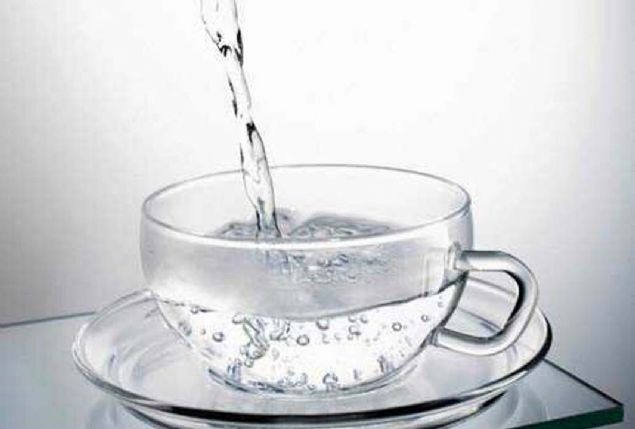 Bir bardak scak su, buzdolabnda souk sudan daha abuk donar.                      