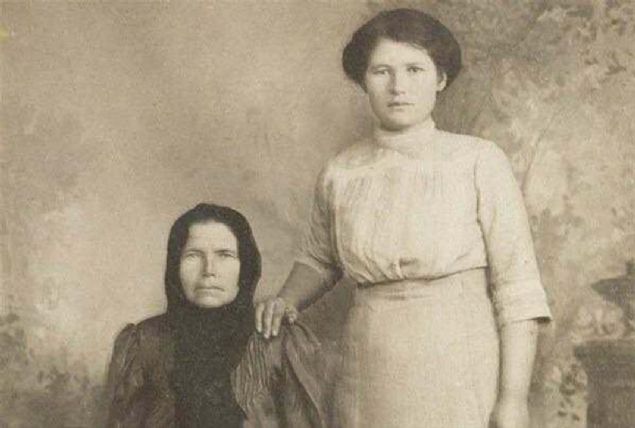 Srekli hareket eden insanlar yznden fotoraflar da olduka kalitesiz grnyordu. Fotoraflar zm onlarn ellerini bir yerlere sabitleyerek buldular. Kimi zaman el ele tututular, kimi zaman tokalatlar kimi zaman da ellerinde bir nesne tutarak fotoraf ektirdiler.          