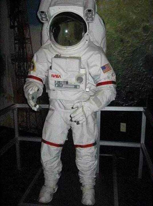 Armstrong Limiti olarak bilinen ykseklik limiti yerden 19 kilometredir. Bu limitten sonra astronot kyafeti giymek gerekmektedir. Eer giyilmeyecek olursa, vcuttaki su, vcut scaklnda kaynamaya balayacaktr.                           