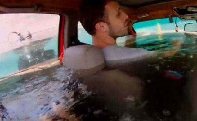 Aracnz suyun iinde yava yava batar. Hzl bir ekilde suya gmlmesi imkanszdr. Motor blm ar basaca iin ne doru suyun altna girecektir. Bu batma sresi 1 ila 1.5 dakika srebilir.                    