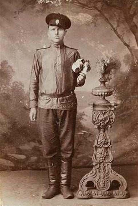 Eski fotoraflarda insanlarn ellerini hep bir yere koyduunu ya da bir eyler tuttuunu grmsnzdr. Peki ama bunu neden yapyorlar?           