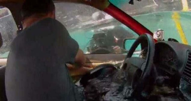 Yan camlar basn sebebiyle almayabilir. Bu sebepten dolay ka yolunuzu aabilmek iin sivri bir cisim bulun. Burada cam krma ekileri fazlasyla ie yarayacaktr. Bu krma ilemini yan camlarda deneyin. n cam iin bu uygulama ok ie yaramayacaktr.                    