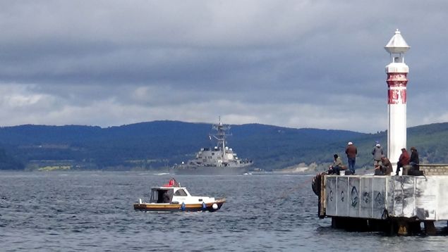 Olduka hzl seyreden ABD sava gemisine, gvenlik nedeniyle Trk Sahil Gvenlik botu elik etti.   