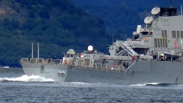 Gvertesinde ok sayda askerin bulunduu ABD sava gemisi, sahilde yry yapan ve balk tutanlarn baklar arasnda ilerledi.   