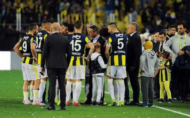 Ali Ko, ma sonras sahaya girdi, futbolcularla ksa bir toplant yapt. Ko'un 10 kii kalan takmn performans nedeniyle oyunculara teekkr ettii renildi. 