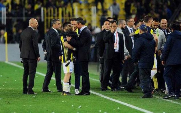 Ali Ko'un matan sonra yanlarna gelerek kendilerini tebrik ettiini ifade eden Dirar, 'Bakan matan sonra yanmza geldi ve bizi tebrik etti, iyi mcadele ettiimizi syledi. 10 kiiyle oynamak gerekten ok zor ama taraftarmz da bizi harika destekledi, byle bir taraftara sahip olduumuz iin gurur duyuyorum' dedi. 