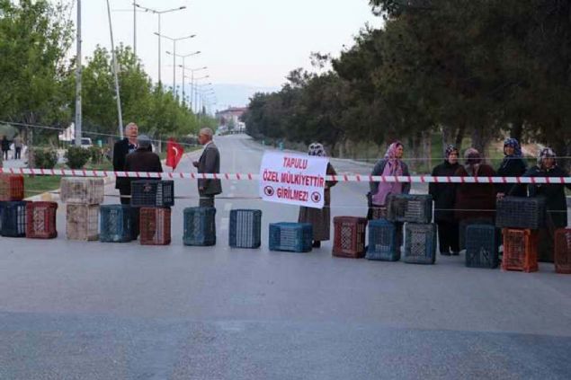 Karayolunun tapulu mallar� oldu�unu belirten kalabal�ktakiler, haklar�n�n verilmesini istedi. Yolun yakla��k 3 bin 500 metrekarelik b�l�mde 45 ki�inin hak sahibi oldu�u ��renildi.  