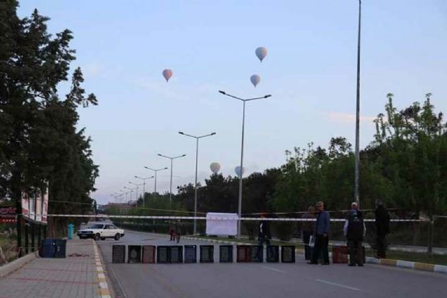 Olay yerine gelen jandarma, kalabal�ktakilerle g�r��me ba�latt�.  