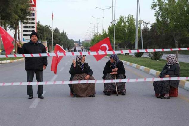 Pamukkale'ye giri� olan Akk�y Mahallesi kav�a��ndan itibaren karayolunun giri� ve ��k�� b�l�m�ne plastik kasalar koyulup �erit �ekildi ve 'Tapulu �zel m�lkiyettir, girilmez' yaz�s� as�ld�.  