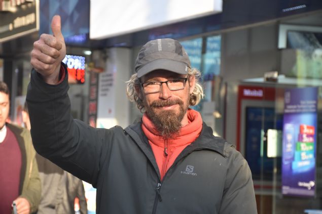 Kapadokya'dan buraya geliyorum. Buradan sonra tekrar yola kacam. Btn insanlar yardm etti. Darda adrda kalyorum. Trk insanlar ok yardmsever. Grd yerde ayn veriyor, yemeini veriyor' dedi.    