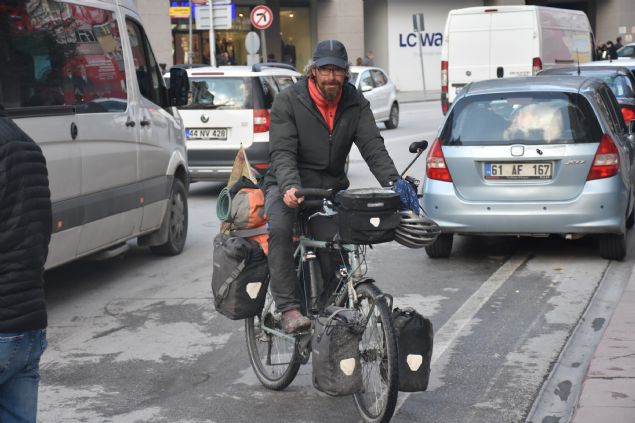 Trkiye'de ziyaret ettii her noktada kendisine ay ikram edildiini ifade eden ve bisikletine gezdii lkelerin bayran yaptran Fransz bisiklet seyahatisi Boisgontier, Trkiye'den sonra ran'a, Trkmenistan'a zbekistan'a, Moolistan'a in ve Japonya'ya gidecek.    