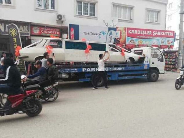 Damat Mami Emen ve gelin Eylem Emen burada gelin arabasnn iine binip ardndan dnn yaplaca dn salonuna getiler. Dnden sonra gelin ve damat tekrardan limuzine evrilen otomobile bindiler. Ardndan da otomobil tekrardan ekiciye yklendi. 