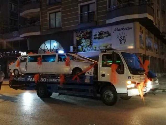 Bir hayalinin gerek olduunu belirten Mami Emen, 'Dn gn kiralayacamz bir limuzin bulamadk. Geri ok pahalyd kiralama fiyatlar. 3 bin 500 TLye toros otomobili aldk. Arkadam Sefa Kndr ile birlikte sanayide otomobili bu ekilde limuzine evirdik. ekicinin zerinde byle bir arabada ilk defa bir gelin gidecek dedi. 
