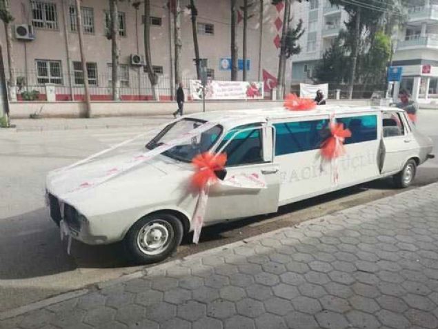 Osmaniye sanayisinde bir kaportacda ikiye kestirilen Toros marka otomobilin orta blm 2 metre demir profillerle uzatld. Otomobil uzatldktan sonra camlar iin pencere cam kullanld, ierisine ek koltuklar yerletirilip led klar takld. 