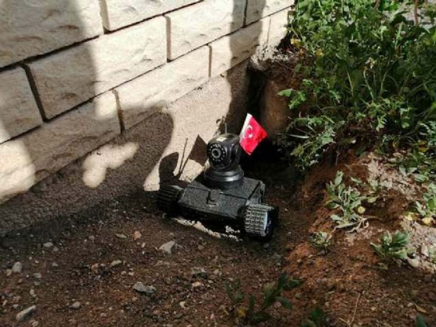 'Termal g�r�� sayesinde t�nellerde rahat bir g�r�� sa�layabiliyor'  <br><br>  Mini K�stebek'in bulundu�u ortam�n haritas�n� ��karabilme �zelli�ine sahip oldu�unu aktaran Altunok, '360 derece d�nebilen kameras� sayesinde bulundu�u ortama g�r�nt� aktarabiliyor.  <br><br>  Ses verip, alabiliyor. Termal g�r�� sayesinde t�nellerde rahat bir g�r�� sa�layabiliyor. Mini K�stebek d�nyan�n her taraf�ndan y�netebiliyor.  