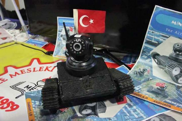 Mini k�stebek'i tasarlarken 2 adet DC motoru kulland�m. Kumandas�n� arduino ile yapt�k. �lerleyebilmesi i�in palet kulland�k. D�� kaplamas�n� sert plastik ile yapt�k. GSM operat�r� ile Mini K�stebek'e ba�lanarak d�nyan�n her taraf�ndan ileti�im sa�layabiliyoruz. Sadece kameras�n� d��ar�dan ald�k. Mini K�stebek'in y�zde 90'� yerli ve millidir' dedi.  