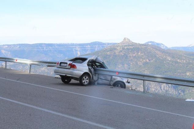 Ersin Koz ynetimindeki  06 GYM 04 plakal otomobil, srcsnn kontrolnden kp, bariyerlere sapland.   