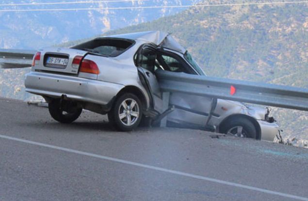  Omuz ve vcudunun eitli yerlerinde krklar oluan src hastanede tedaviye alnrken, otomobilin uuruma yuvarlanmaktan kurtulduu grld.   