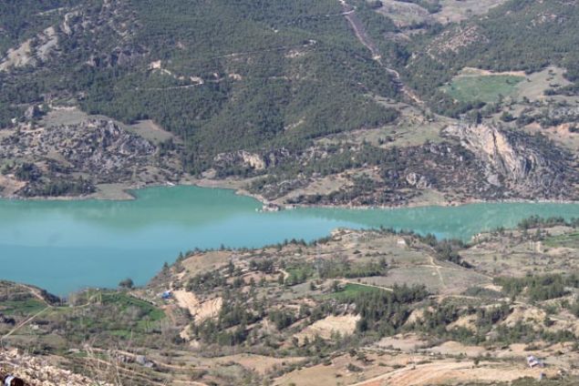 Demir bariyere saplanan otomobilin, yaklak 800 metrelik uuruma yuvarlanmaktan kurtulduu ortaya kt.  